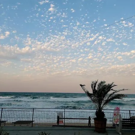 прекрасные с видом на море в центре 比亚拉